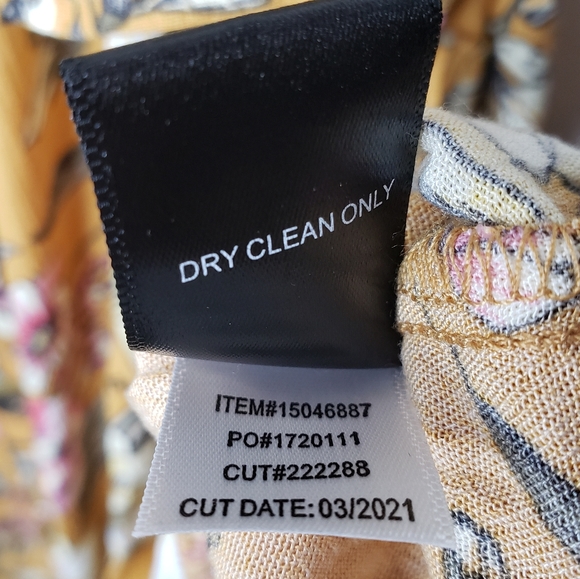 Torrid Cold Shoulder Top Floral Yellow Gauze Woven Smocked Plus 3X 22/24 NWT - Picture 11 of 14